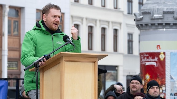 Michael Kretschmer (CDU), Ministerpräsident von Sachsen, spricht auf einer Demonstrationen gegen Rechtsextremismus auf dem Marienplatz. 