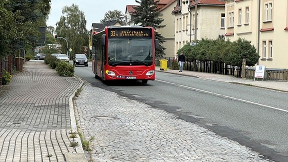 DB Regio Bus Löbau Zittau fährt an Haltestelle heran.