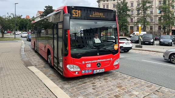 DB Regio Bus Löbau Zittau fährt an Haltestelle heran.