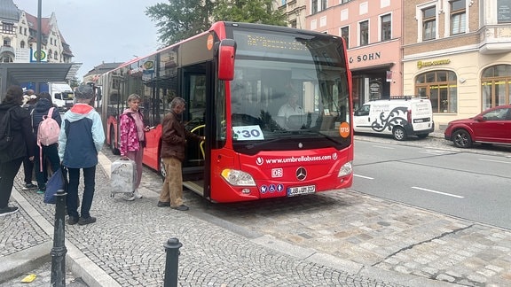 Fahrgäste steigen in den DB Regio Bus Löbau Zittau ein.