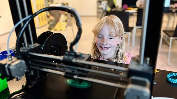 3D-Druck im Makerspace in der Stadtbibliothek Görlitz - Mädchen an einem 3D-Drucker