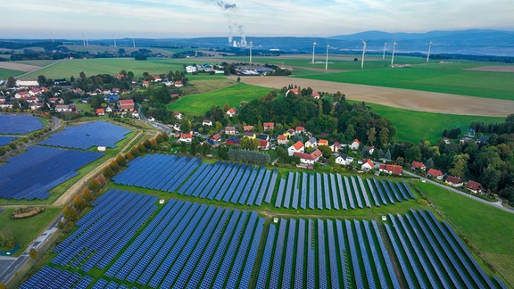 Solarpark in Oberseifersdorf, in der Gemeinde Mittelherwigsdorf, hinten Windraeder und das Braunkohle Kraftwerk 