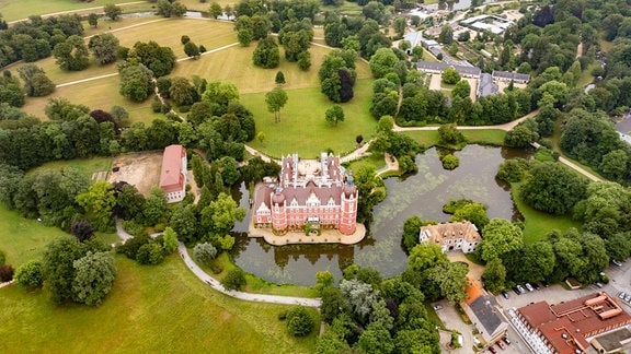 Das Schloss im Muskauer Fürst-Pückler-Park, Luftaufnahme.
