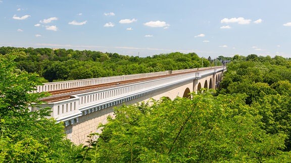 Ausblick auf das Neißeviadukt in Richtung Polen, vom Park Friedenshöhe, Görlitz, Sachsen, Deutschland.