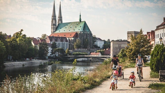 Eine Familie bei einer Radtour auf dem Oder-Neiße-Radweg in Görlitz