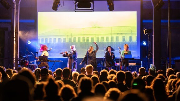 Die Band Pussy Riot steht auf der Bühne bei ihrem Konzert im Kühlhaus beim Neiße Filmfestival.