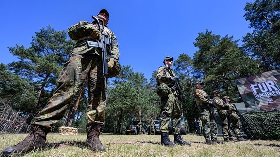 Soldaten der Bundeswehr nehmen an einer Übung auf dem Truppenübungsplatz Oberlausitz teil.