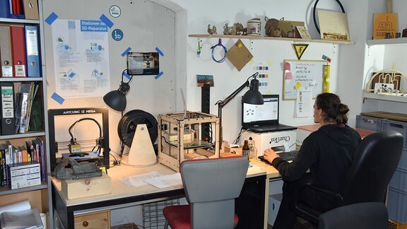 Blick in die High-Tec Schmiede des Jugendzentrums mit 3D-Drucker und Laserscanner.