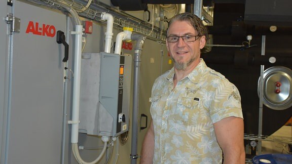 Steffen Korn, Gebäudemanager bei der Stadtverwaltung Weißwasser, im Technikraum der Eishalle.