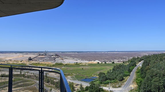 Blick auf den Tagebau Nochten vom Turm am Schweren Berg bei Weißwasser.