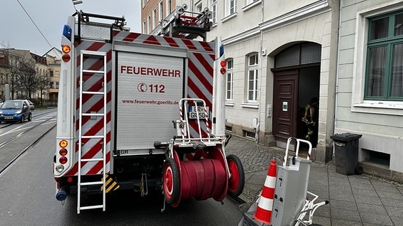 Ein Feuerwehrauto steht vor einem Gebäude in Görlitz.