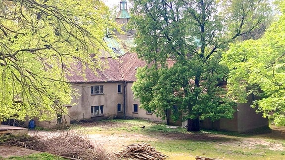 Das in den Jahren 1922/23 erbaute Schloss in Bärwalde diente zu DDR-Zeiten als Lungenklinik. Heute ist das denkmalgeschützte Gebäude in Privatbesitz und dient zu Wohnzwecken.