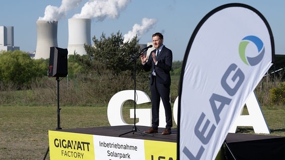 Michael Kretschmer (CDU), Ministerpräsident von Sachsen, spricht zur Eröffnung einer Photovoltaik-Freiflächenanlage (PV-Park) vor dem Kraftwerk Boxberg.