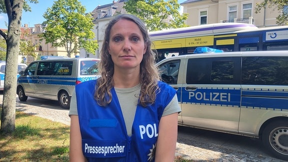 Die Pressesprecherin der Polizeidirektion Görlitz steht auf einem Platz in Bautzen.