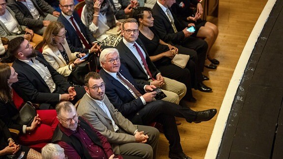 Lukas Rietzschel (l-r), Autor, Frank-Walter Steinmeier, Bundespräsident, und Daniel Morgenroth, Intendant, sitzen in der ersten Reihe im Gerhart-Hauptmann-Theater Görlitz-Zittau.