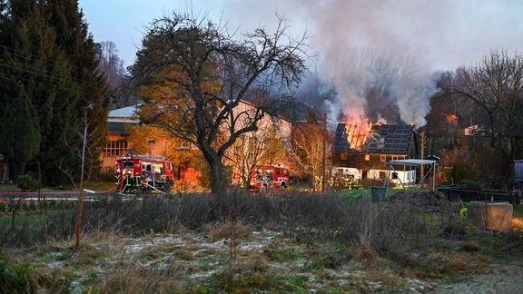 Feuerwehr bei Löscharbeiten bei Wohnhausbrand in Strahwalde