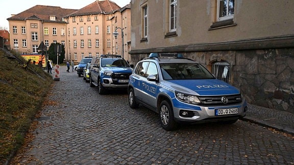 Mehrere Polizeiautos vor dem Asylbewerberunterkunft in Zittau