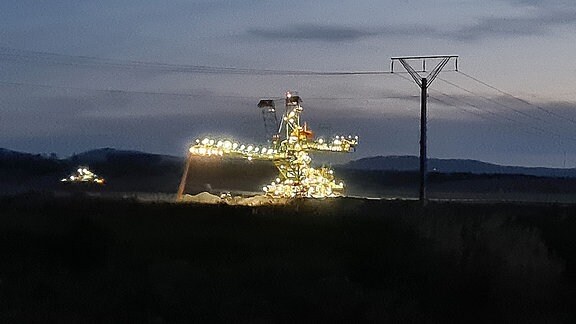 Braunkohlebagger im Morgenlicht im Tagebau Turow.