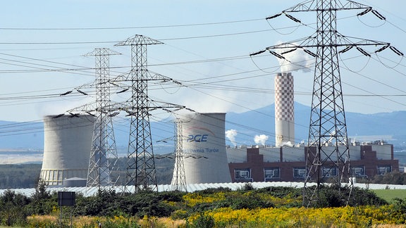 Fernblick auf das Kraftwerk Turów mit Hochspannungsleitungen