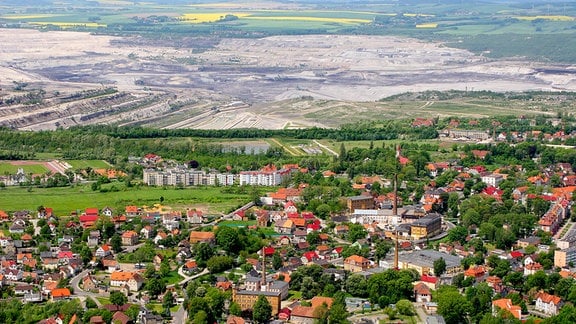 Tagebau Turow: Vogelperspektive auf Reichenau mit Tagebau im Hintergrund
