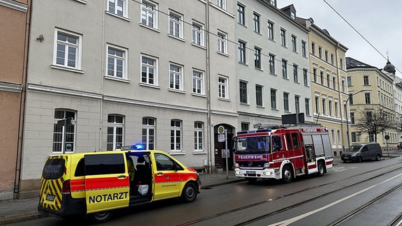 Rettungsfahrzeuge stehen vor einem Mietshaus in Görlitz.