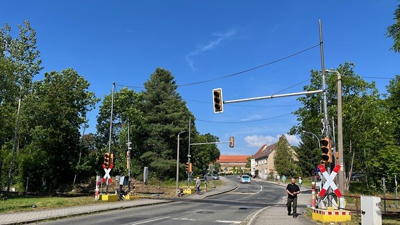 Der Bahnübergang in Seifhennersdorf soll eine moderne Sicherungsanlage erhalten.