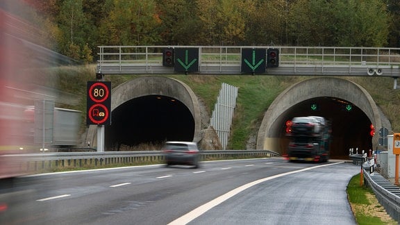 Lastkraftwagen und Personenkraftwagen fahren in den Tunnel Königshainer Berge auf der Autobahn A 4 in Fahrtrichtung Görlitz 
