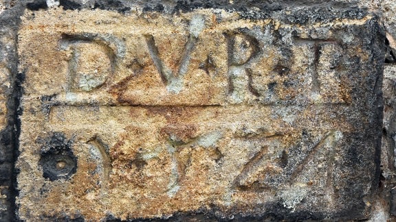 Inschrift in einem Sandsteinblock