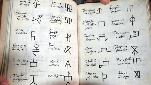 Historische Innungszeichen der Görlitzer Tuchmacher in einem Buch