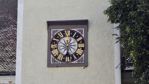 Uhr an einem Kirchturm
