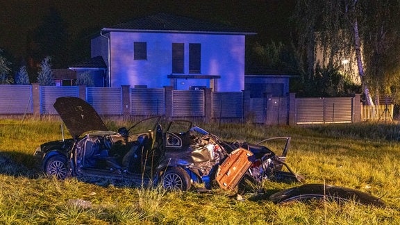 Auto überschlägt sich bei Unfall