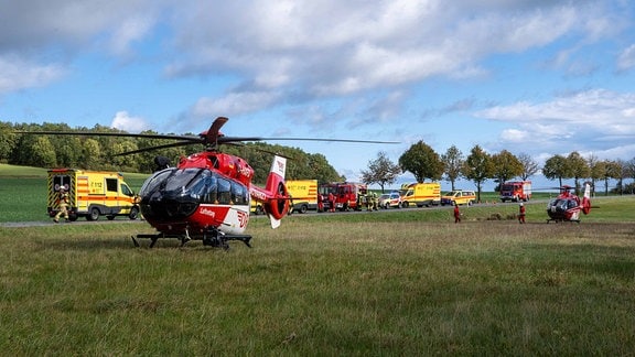 Viele Rettungsfahrzeuge auf einer Landstraße. 