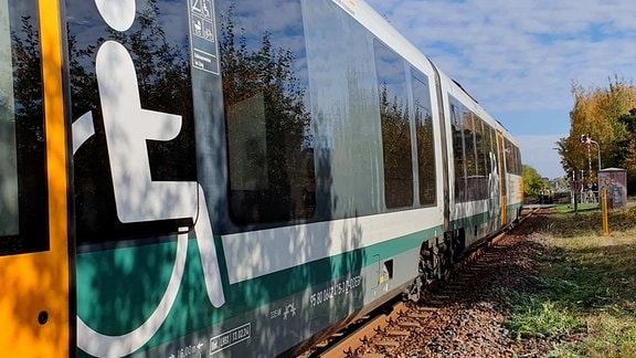 Ein Zug steht an einem Bahnübergang. 