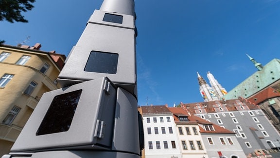 Eine polizeiliche Videoanlage steht auf der Görlitzer Altstadtbrücke, im Hintergrund ist die Peterskirche zu sehen. 