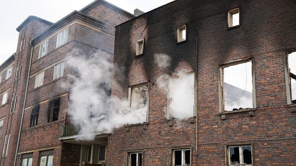 Ehemaliges Kulturhaus in Weißwasser steht in Flammen.