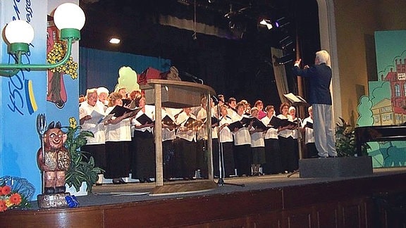 Chor auf großer Bühne zu einem Festakt am 07.09.2002