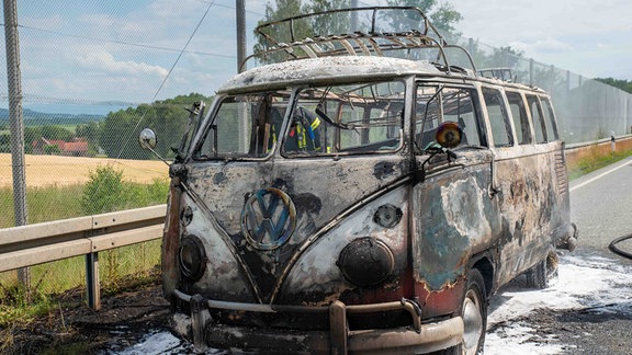 Oldtimer: VW Bulli brennt bei Ruppersdorf aus