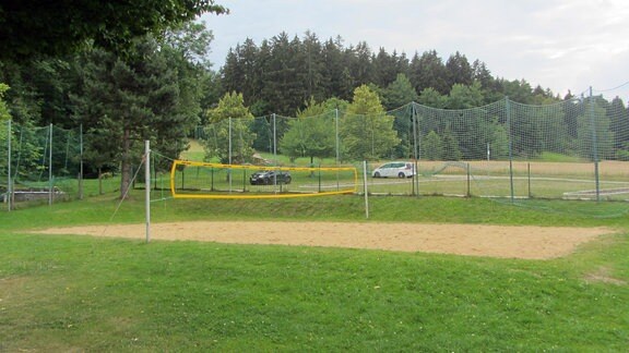 Sportplatz, Netze, Autos, Bäume