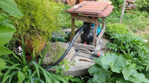 Brunnen im Garten mit Pumpe 