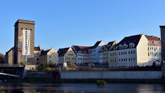 Postplatz in Zgorzelec mit Protestplakat an der Dreiradenmühle