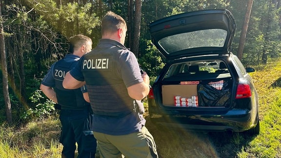 Einsatzkräfte von Zoll und Bundespolizei haben am Dienstag bei Görlitz ein mutmaßliches Schmuggler-Auto mit polnischem Kennzeichen gestoppt. Der Fahrer war am Abend weiter flüchtig.