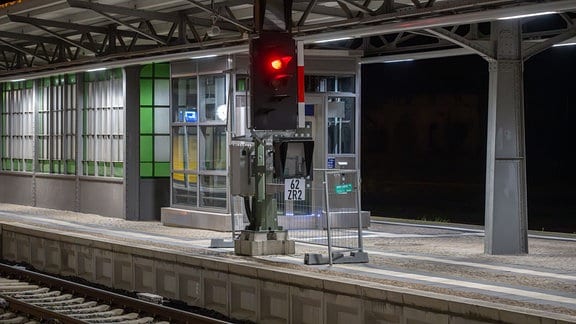 Ein Signal am Zittauer Bahnhof steht auf Rot.