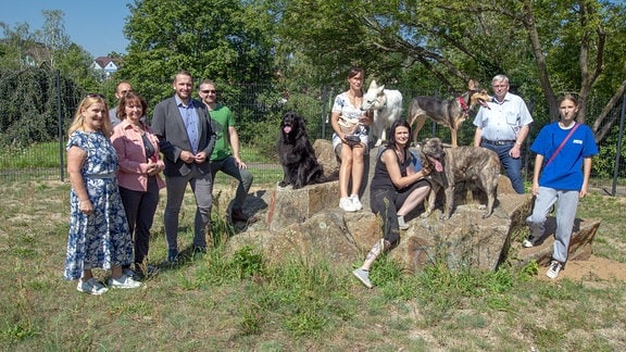 In Bautzen wurde im Juli eine Hundefreilaufwiese von Baubürgermeister Heiko Nowak (v.v. l.) und Tierfreunden eingeweiht. Aus einem ungenutzten Spielplatz im Stadteil Gesundbrunnen ist eine eingezäunte Hundewiese entstanden. 