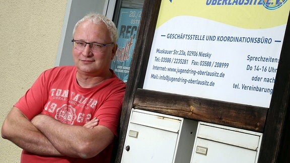 Geschäftsführer Rolf Adam vor Geschäftsstelle in Niesky