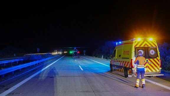 Ein Krankenwagen auf einer Autobahn