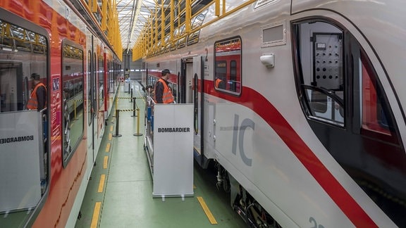 Blick in eine Produktionshalle für Personenzüge