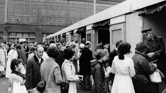 Abfertigung von Westberliner Besuchern an der Grenzübergangsstelle Bahnhof Friedrichstraße, 1972