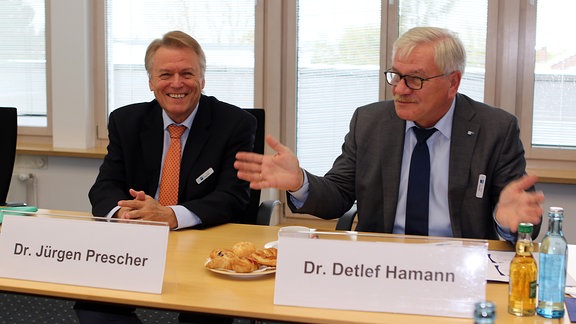 Jürgen Prescher, Referatsleiter für Wirtschaftsstatistik und Konjunkturentwicklung, und Hauptgeschäftsführer Detlef Hamann von der IHK Dresden