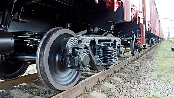 Ein Güterzug steht auf Gleise.