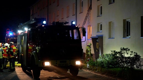 Feuerwehr vor einem Wohnblock in Löbnitz, Nordsachsen